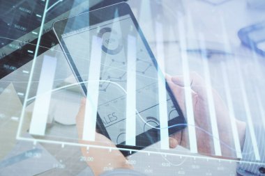 Bir adamın elini tutarken ve bir telefon ve mali grafik çizimi kullanırken çift pozlama. Analiz kavramı.