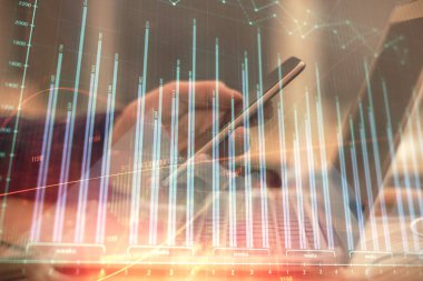 Bir adamın elini tutarken ve bir telefon ve mali grafik çizimi kullanırken çift pozlama. Analiz kavramı.