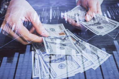 Finansal grafiğe çoklu pozlama hologram, Amerikan dolarları ve insan eli. Analiz kavramı.