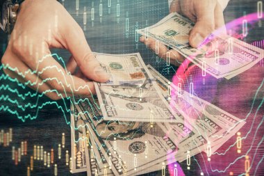 Finansal grafiğe çoklu pozlama hologram, Amerikan dolarları ve insan eli. Analiz kavramı.