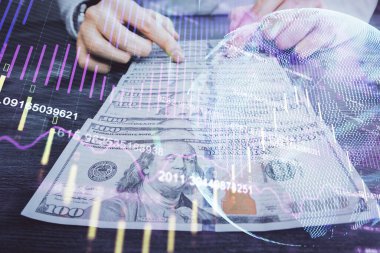 Forx grafiği, hologram, Amerikan dolarları ve insan eli çizimleri. Teknik Analiz kavramı.