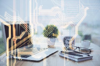 Bilgisayar, teknoloji temalı hologramla birlikte ofiste. Çifte maruziyet. Teknoloji kavramı.