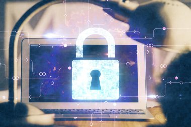 Bilgisayar ve ikon hologramı ile masaüstüne çift pozlama. Veri güvenliği kavramı.