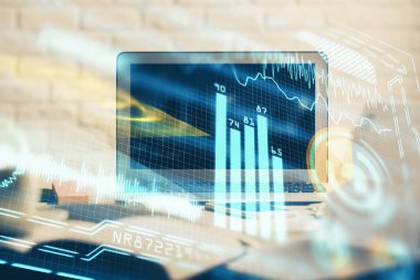 Bilgisayar, teknoloji temalı hologramla birlikte ofiste. Çifte maruziyet. Teknoloji kavramı.