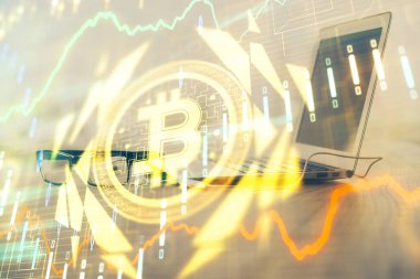 Blockchain temalı holograma ve bilgisayar arkaplanlı masaya çoklu maruz kalma. Bitcoin şifreleme para birimi kavramı.