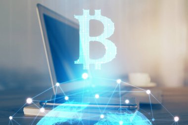 Blockchain temalı holograma ve bilgisayar arkaplanlı masaya çoklu maruz kalma. Bitcoin şifreleme para birimi kavramı.
