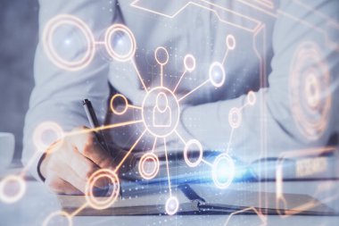 Adamın elleri arka planda notlarla çalışıyor. Sosyal ağ konsepti. Kalabalık kaynağı. Küresel. Çoklu pozlama.