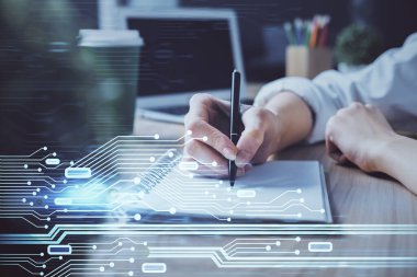 Veri çözeltisi hologramı ile arka plan üzerine yazılan ellere çoklu maruz kalma. Teknoloji konsepti.