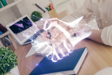 Tokalaşma arka planda notlar alarak el sıkışma. Başarı kavramı. Çift pozlama