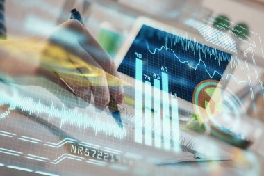 Teknik temalı hologram, arka plan notları alan kadınların eline göre daha üstün. Yüksek teknoloji kavramı. Çift pozlama