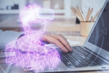 Arka planda bilgisayarla çalışan bir adamla AR hologramı. Gelişmiş gerçeklik kavramı. Çift pozlama.