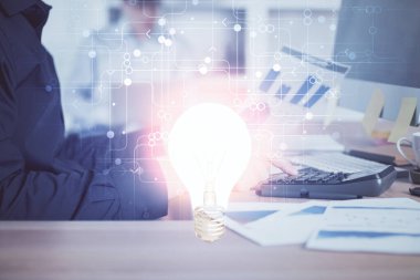 Arkaplanda bilgisayar üzerinde çalışan iş adamıyla birlikte büyüyen oklar. Başarı konsepti. Çift pozlama.