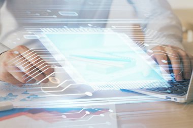 Veri temalı hologramın arka planda bilgisayarla çalışan bir adam tarafından çifte maruz bırakılması. Yenilik kavramı.