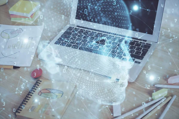 Bilgisayar ve beyin hologramı ile çalışma masasının çoklu açığı. Beyin fırtınası konsepti.