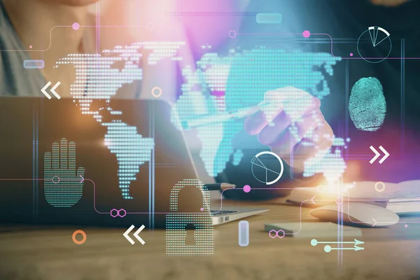 Arka planda bilgisayarla çalışan bir adamla dünya haritası hologramına çift pozlama. Dünya çapında ağ kavramı.