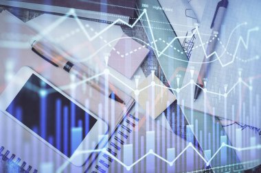 Forx grafik hologramının telefonlu masaüstü üzerinde çoklu pozlandırılması. Üst Manzara. Mobil ticaret platformu kavramı.