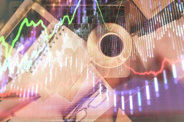 Masaüstünde telefonlu ön x grafik hologramına çift pozlama. Üst Manzara. Mobil ticaret platformu kavramı.