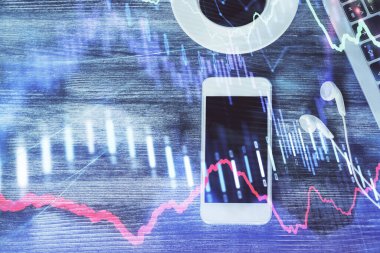 Masaüstünde telefonlu ön x grafik hologramına çift pozlama. Üst Manzara. Mobil ticaret platformu kavramı.