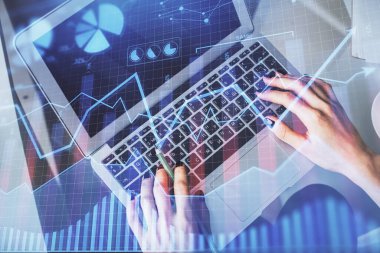 Bilgisayar ve ön x çizim hologramı üzerinde çalışan kadın elleri çift pozlama. Üst Manzara. Mali analiz kavramı.