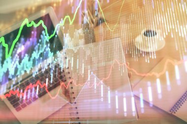 İş kadını ellerinin bilgisayar ve ön x çizelge hologramı çizimlerinde çifte pozlama. Mali analiz kavramı.