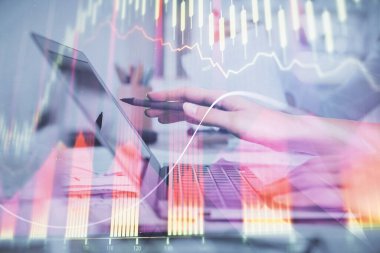 Bilgisayarda ve finansal grafik hologramında yazı yazan kadın ellerine çoklu maruz kalma. Borsa analizi kavramı.