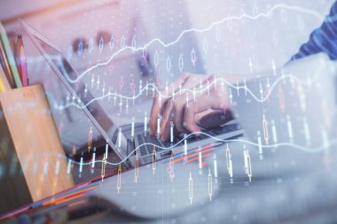 Bilgisayarda ve ön x grafik hologram çiziminde kadın eli yazarken çift pozlama. Borsa yatırım kavramı.