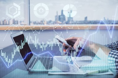 Bir adamın elini tutarken ve dijital bir cihaz ve ön grafik çizimi kullanırken çift pozlama. Finansal piyasa kavramı.