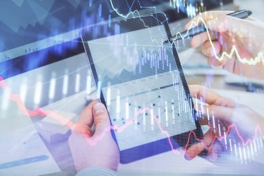 Bir adamın elini tutarken ve bir telefon ve finansal çizim kullanırken çift pozlama. Pazar analizi kavramı.