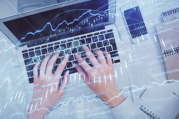 Bilgisayar ve ön x çizim hologramı üzerinde çalışan kadın elleri çift pozlama. Üst Manzara. Mali analiz kavramı.