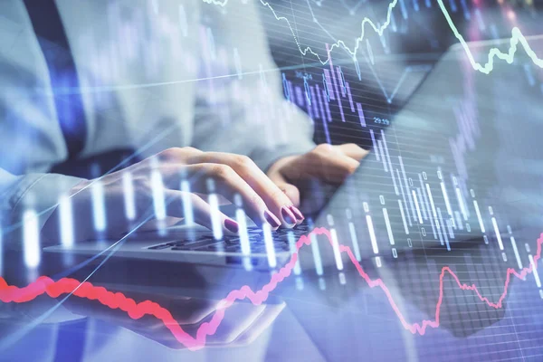 Dubbel Exponering Affärskvinna Händer Skriva Dator Och Forex Diagram Hologram — Stockfoto