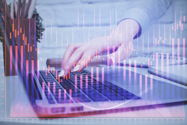 Multi Exposição Das Mãos Mulher Digitando Computador Gráfico Forex Holograma — Fotografia de Stock