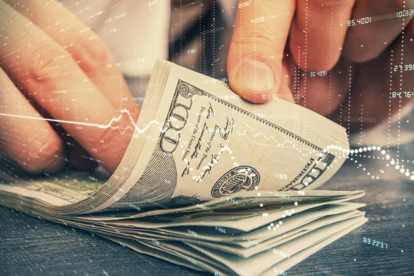 Forx grafiği, hologram, Amerikan dolarları ve insan eli çizimleri. Teknik Analiz kavramı.