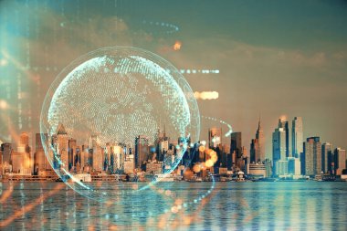 Şehir görünümünde harita ve veri temalı hologram ile gökdelenler arka planda çift pozlama. İş kavramında uluslararası teknoloji.