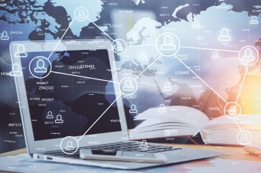 Sosyal ağ hologramıyla birlikte bilgisayar masaüstünde. Çifte maruziyet. Uluslararası insan ilişkileri kavramı.