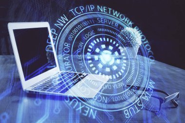 Dizüstü bilgisayar ve teknoloji temalı holograma çifte maruz kalma. Serbest çalışma kavramı.