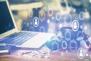 Sosyal ağ hologramıyla birlikte bilgisayar masaüstünde. Çoklu maruz kalma. Uluslararası insan ilişkileri kavramı.