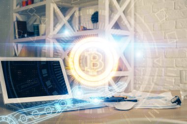 Blockchain temalı holograma ve bilgisayar arkaplanlı masaya çift pozlama. Bitcoin şifreleme para birimi kavramı.