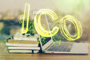 Blockchain temalı holograma ve bilgisayar arkaplanlı masaya çift pozlama. Bitcoin şifreleme para birimi kavramı.