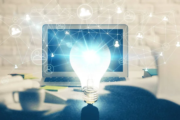 Bilgisayar ofisinde ampul simgesi hologramıyla birlikte. Çifte maruziyet. Fikir kavramı.