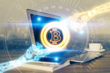 Blockchain temalı holograma ve bilgisayar arkaplanlı masaya çoklu maruz kalma. Bitcoin şifreleme para birimi kavramı.