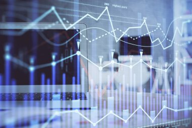 Masası ve kişisel bilgisayarı olan borsa grafiği. Çifte maruziyet. Mali analiz kavramı.