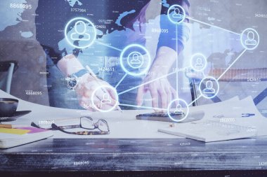 Adamın elleri arka planda notlarla çalışıyor. Sosyal ağ şeması. Karışık medya. Küresel. Çoklu pozlama.