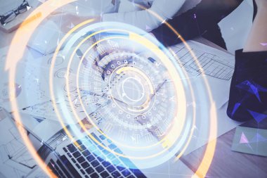 Teknoloji temalı hologramlar, arka plan notları alan kadınların elleri üzerinde. Teknoloji kavramı. Çift pozlama
