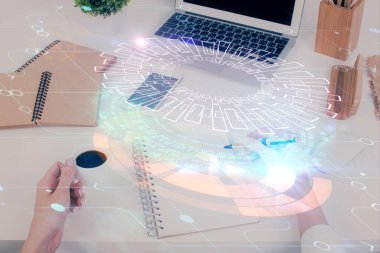 Veri teknolojisi hologramıyla arka planda el yazısının iki katına çıkarılması. Büyük veri kavramı.