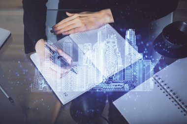 Not defterine el yazısının üzerini çiziyor. Ezik ev kavramı. Çoklu pozlama