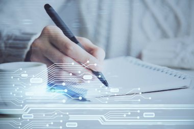 Önünde veri çözeltisi hologramı olan arka planda el yazısına çifte maruz kalma. Teknoloji konsepti. Kapat.