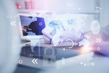 Dünya haritası hologramı ve veri tema simgeleriyle notlar alan ellerin çifte pozlanması. Uluslararası ağ verilerinin kavramı.