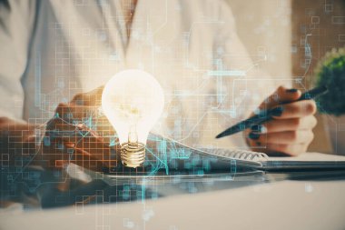 Arka planda not alan bir kadının eline ampul çizmek. Fikir kavramı. Çift pozlama