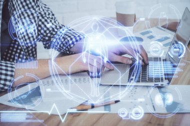 Bilim hologramı, arka planda bilgisayarla çalışan bir adam. Öğrenim anlayışı. Çift pozlama.