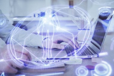 Bilim hologramı, arka planda bilgisayarla çalışan bir adam. Öğrenim anlayışı. Çift pozlama.